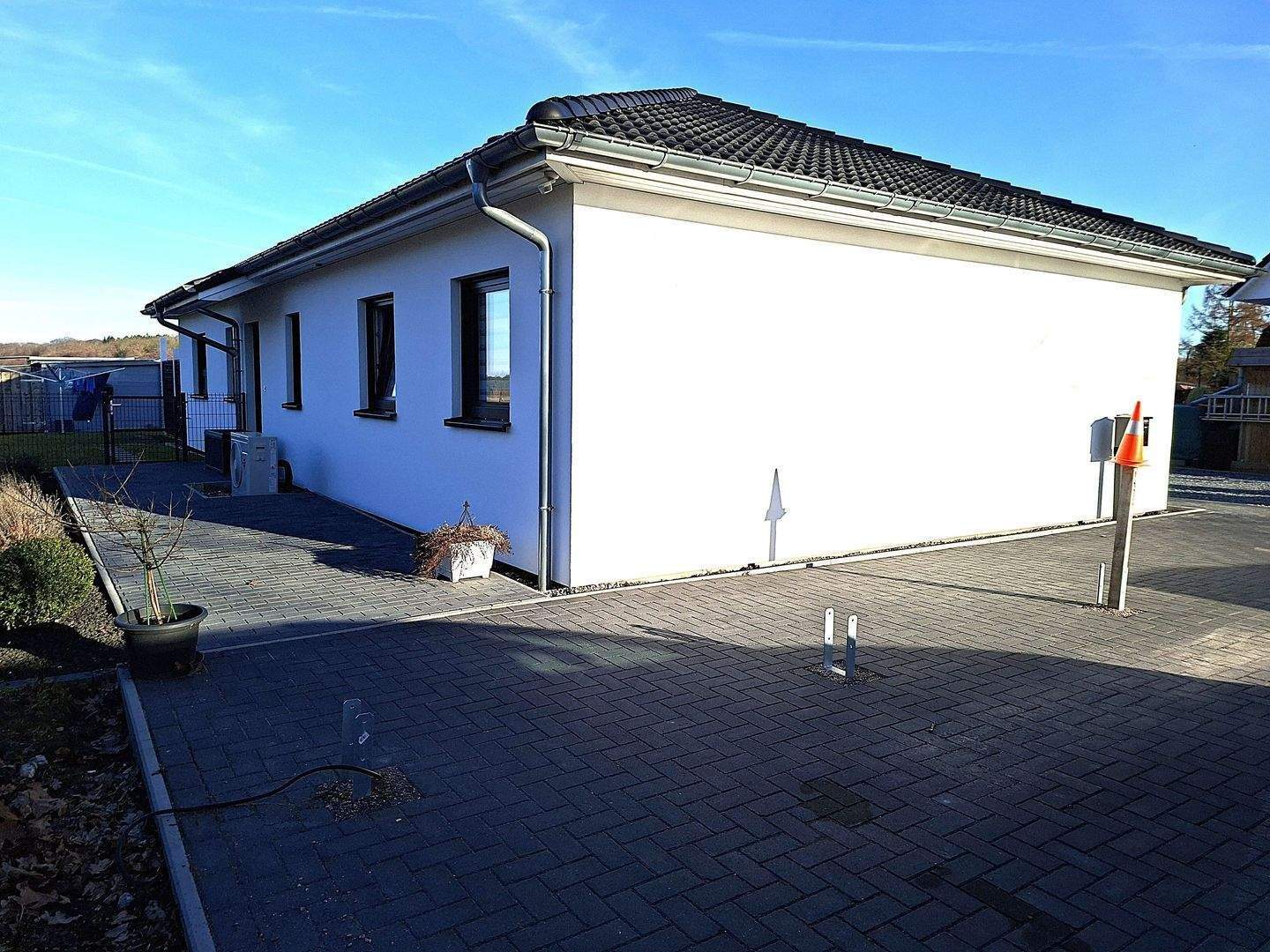 Immobilie in Dettmannsdorf - EH40 (A+) Bungalow von 2023 auf 885m² in 18334 Dettmannsdorf - 113m² Wohnfläche - 5 Zimmer - inkl. Küche, PV, Gartenhaus und wunderschöner Aussicht - Bild 1