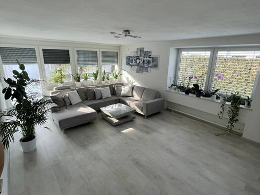 Einfamilienhaus zur Miete 1.641 € 6 Zimmer 142,8 m² 436 m² Grundstück frei ab 01.04.2026 Deggendorf 94469