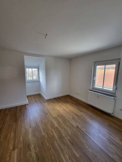 Wohnung zur Miete 720 € 4 Zimmer 90 m² Dachgeschoss frei ab 01.09.2025 Planungsbezirk 113 Straubing 94315