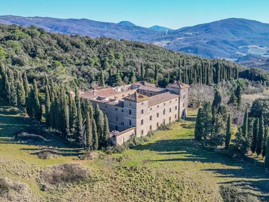 Schloss zum Kauf 1.200.000 € 25 Zimmer 4.200 m² 350.000 m² Grundstück frei ab sofort Pomarance 56045