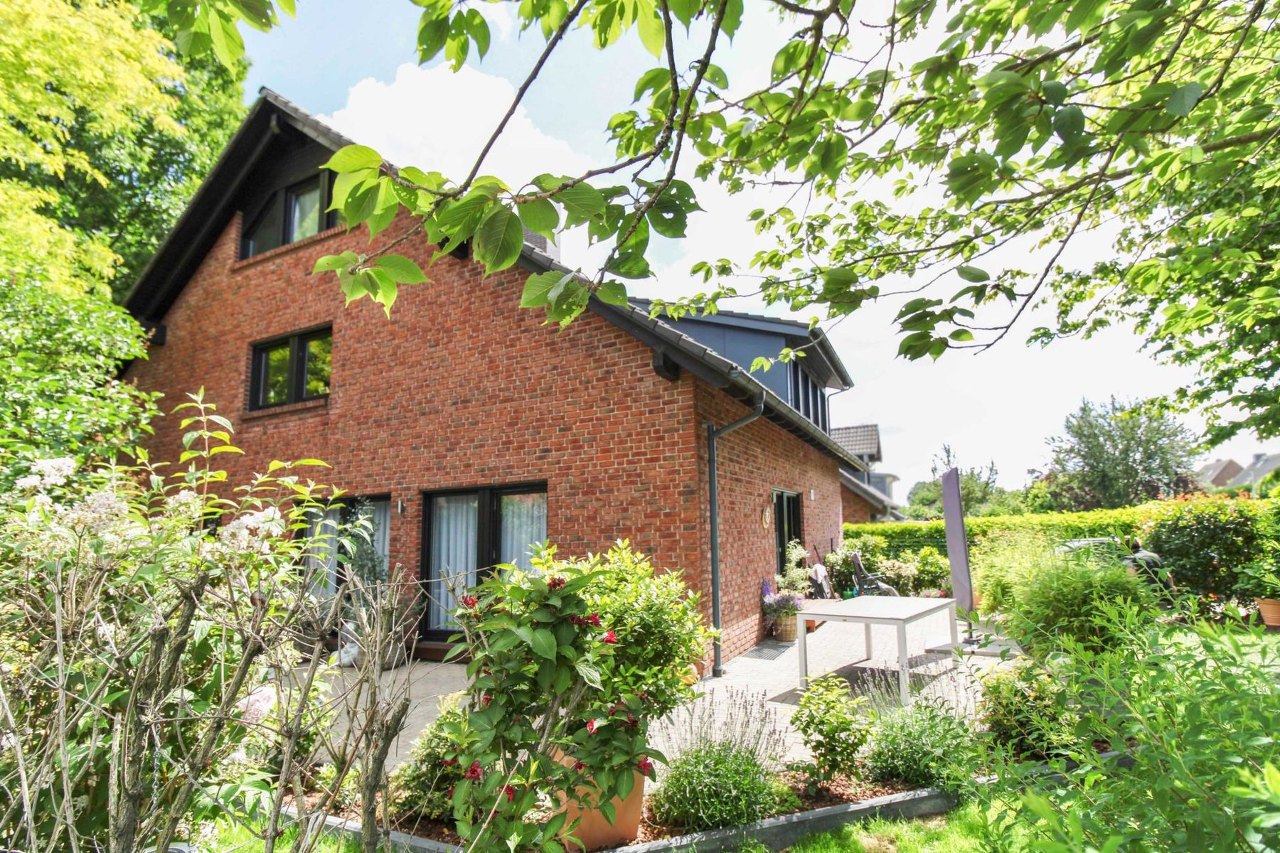 Mehrfamilienhaus zum Kauf als Kapitalanlage geeignet 798.000 € 10 Zimmer 318 m²<br/>Wohnfläche 597 m²<br/>Grundstück Kaarst Kaarst 41564