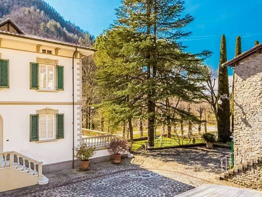 Haus zum Kauf 1.350.000 € 820 m² 5.000 m² Grundstück Bagni di Lucca ponte 55022