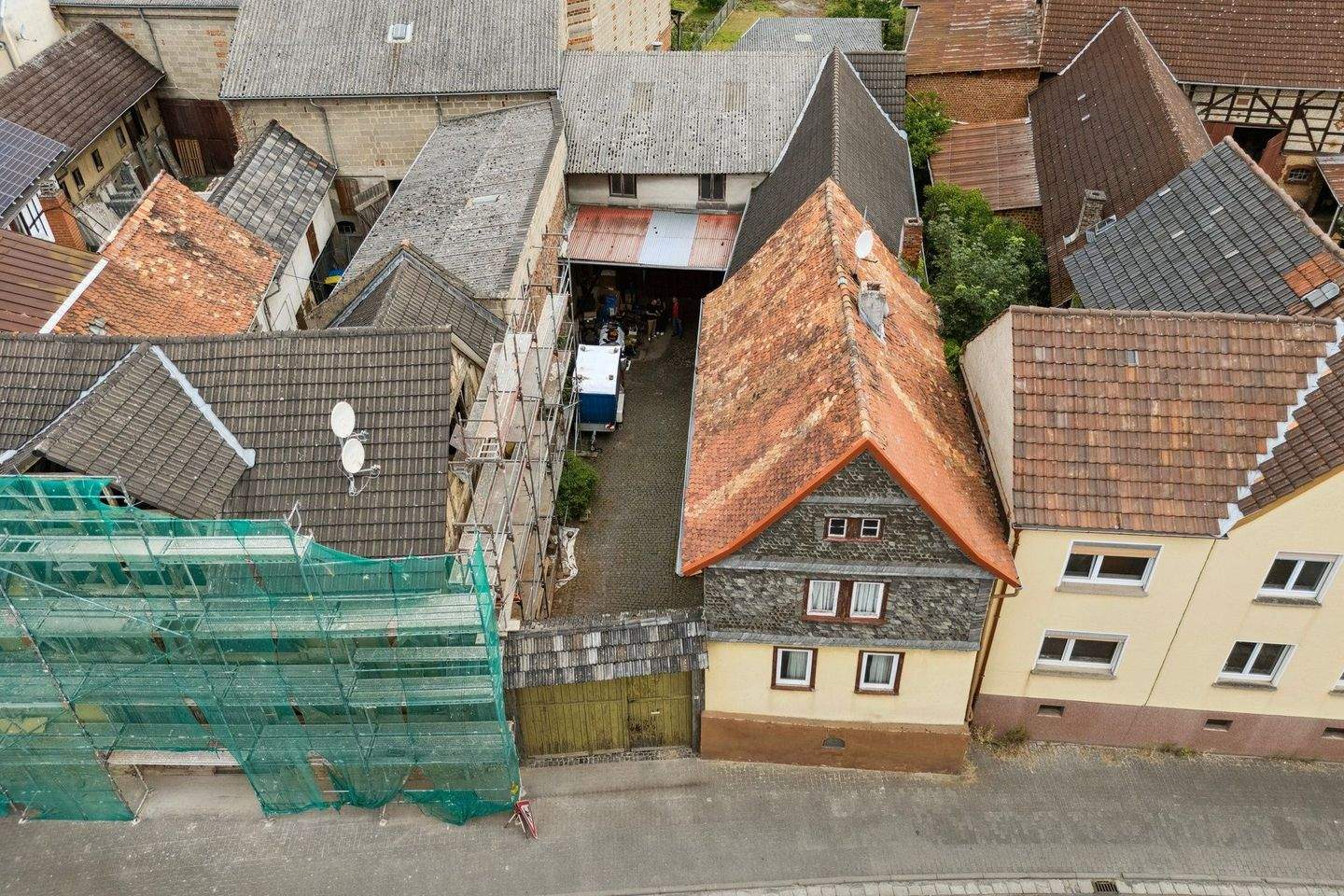 Immobilie in Langgöns - Langgöns - zum Sanieren: Denkmalschutzobjekt auf großem Grundstück mit großer gut nutzbarer Scheune - Bild 2