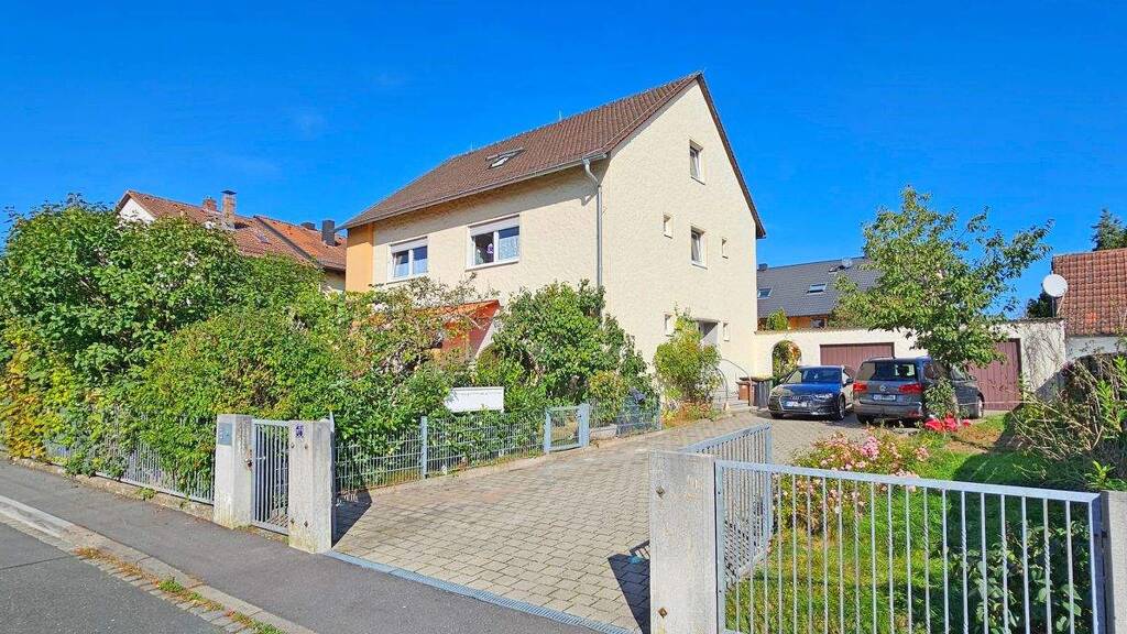 Oberasbach-Altenberg bei Nürnberg: 3 Familienhaus mit Terrasse und Garten, 2 Garagen mit Geräteraum Anbau, in bester Wohnlage, ruhig grün,