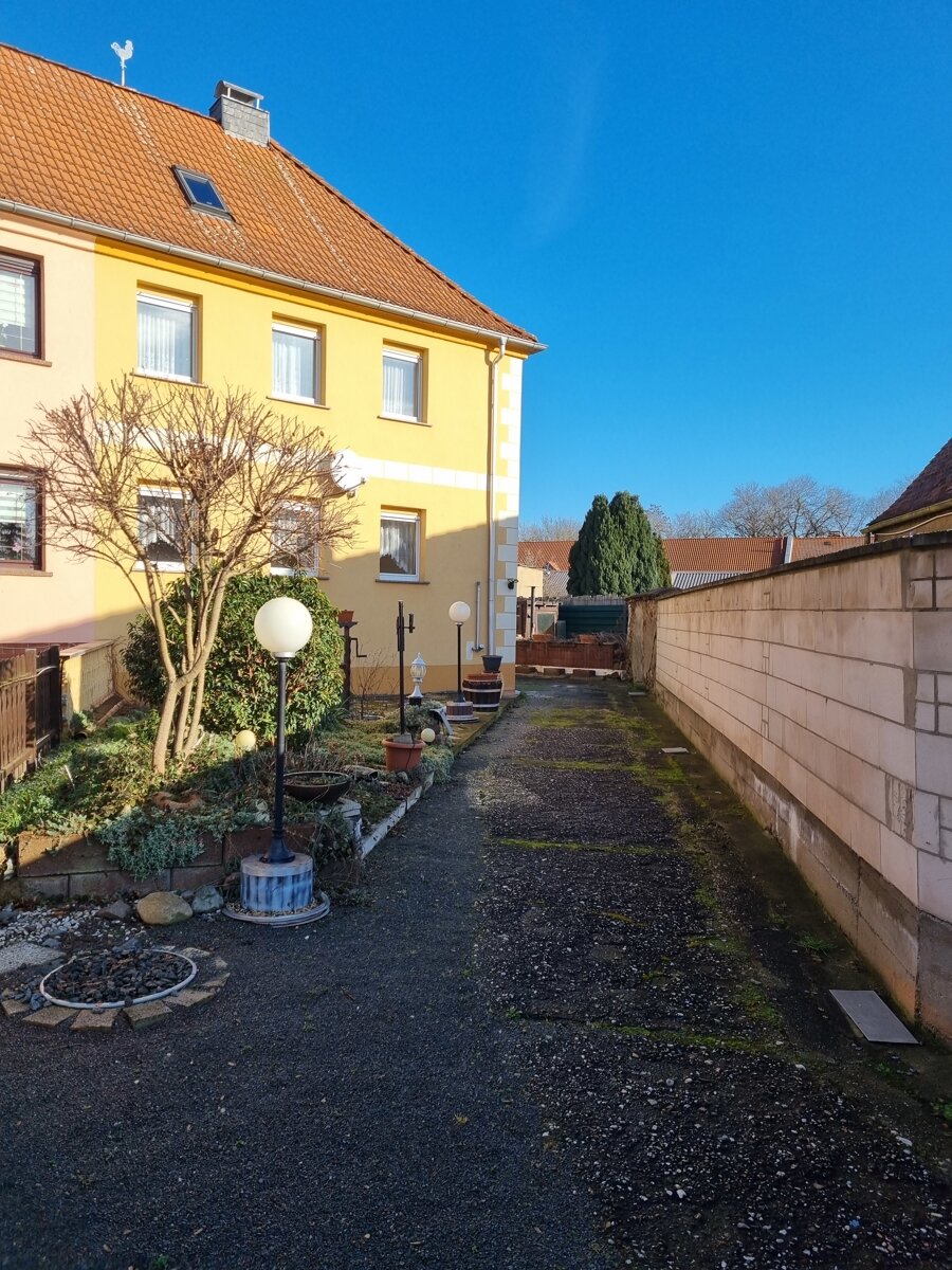 Doppelhaushälfte zum Kauf 120.000 € 4 Zimmer 104 m²<br/>Wohnfläche 313 m²<br/>Grundstück Querweg 3 Petersdorf Landsberg 06188