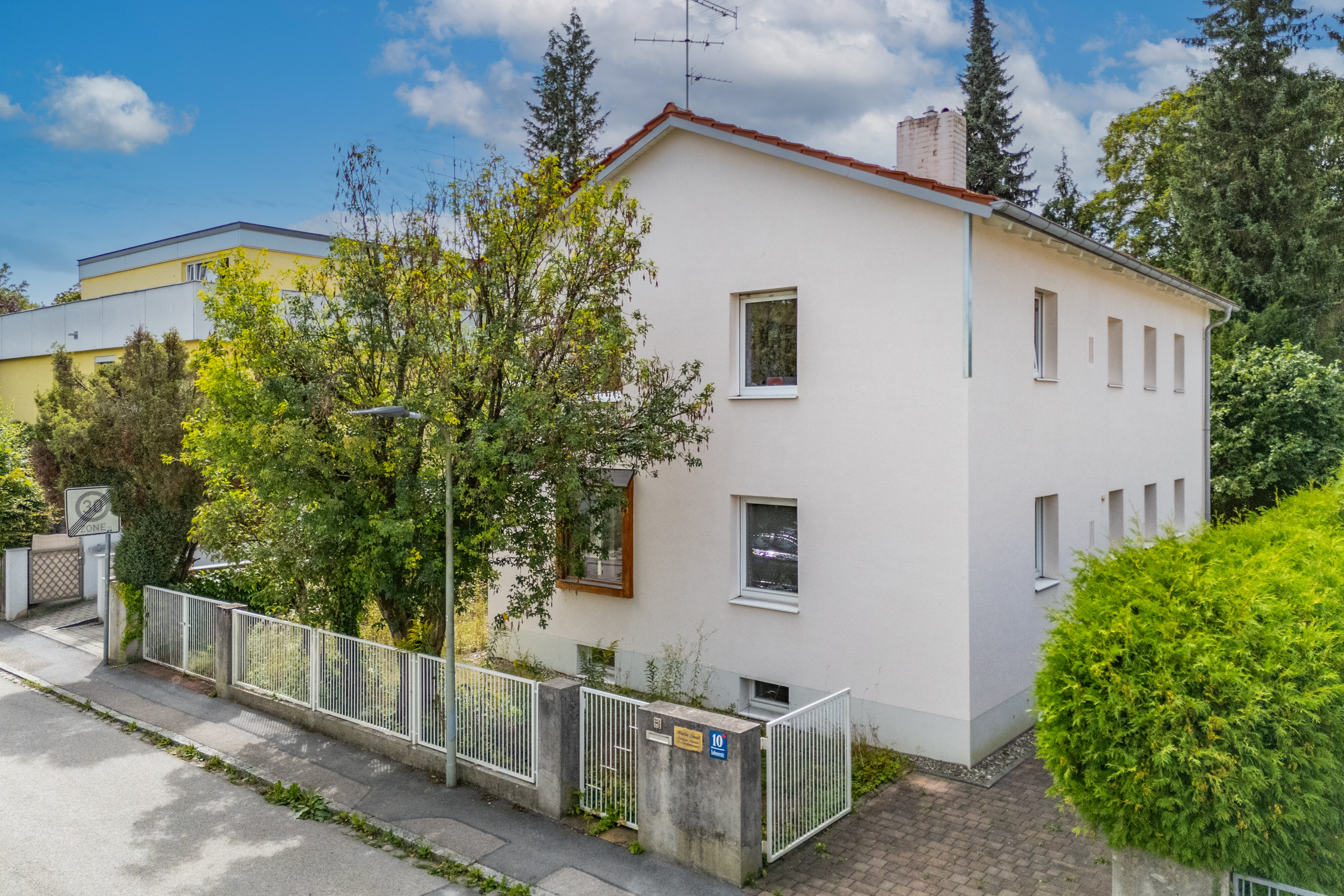 Mehrfamilienhaus zum Kauf 1.530.000 € 6 Zimmer 167,1 m²<br/>Wohnfläche 790 m²<br/>Grundstück 01.12.2024<br/>Verfügbarkeit Berg am Laim Ost München 81671