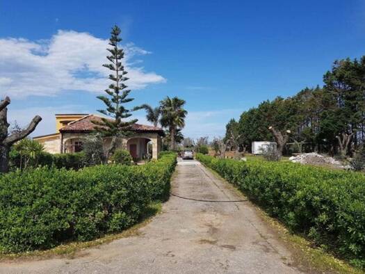 Einfamilienhaus zum Kauf 300.000 € 5 Zimmer 135 m² 4.700 m² Grundstück Torchiarolo 72020