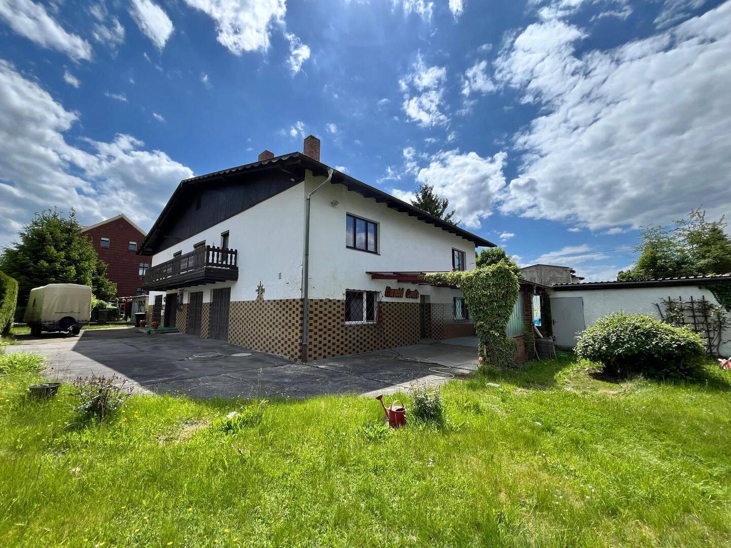 ruhiges Einfamilienhaus mit großer Werkstatt, 3 Garagen und Garten in Weinhübel ! Vielfältige Nutzungsmöglichkeiten für Wohnen und Arbeiten !
