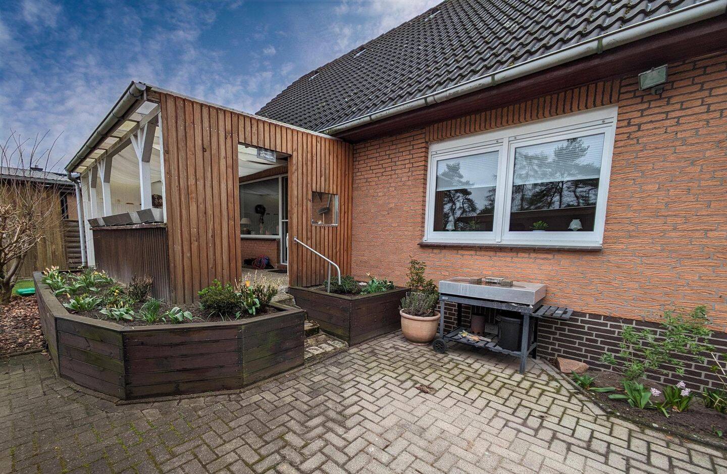 Immobilie in Heinbockel - Gepflegtes Einfamilienhaus mit Vollkeller und mehreren Nebengebäuden - Bild 1