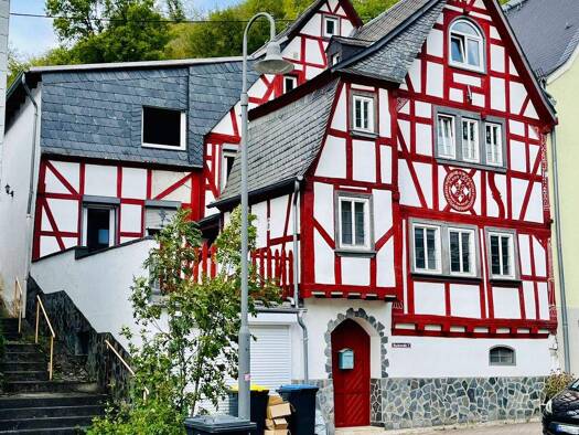 Mehrfamilienhaus zum Kauf provisionsfrei 199.000 € 9 Zimmer 335 m² 326 m² Grundstück frei ab sofort Bachstraße 7 Wellmich Sankt Goarshausen 56346