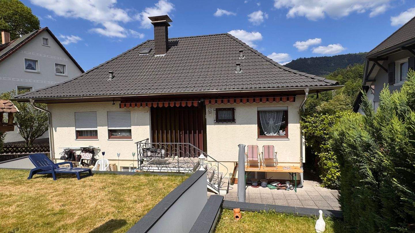 Immobilie in Weisenbach - Sehr ruhig gelegenes 5-Zimmer-Einfamilienhaus in Weisenbach - Bild 1