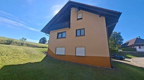 Immobilie in Schopfheim - Wohnhaus mit drei Wohnungen und Garagen in Schopfheim-Gersbach - Bild 2