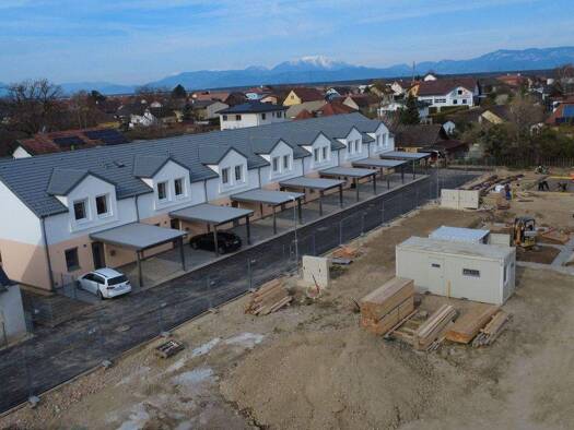 Reihenmittelhaus zur Miete - Erstbezug 1.387 € 4 Zimmer 111,8 m² 175,6 m² Grundstück Wiener Neustädter Straße 3a Lanzenkirchen 2821