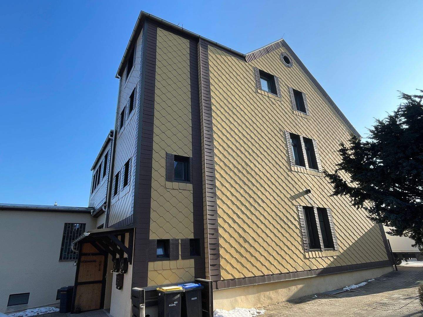 Immobilie in Olbernhau - Saniertes Wohn- und Geschäftshaus (Kapitalanlage oder Eigennutzung) mit einer GE und 3 WEs zzgl. 4 Garagen, Terrasse und schönem Garten in Olbernhau - Bild 2