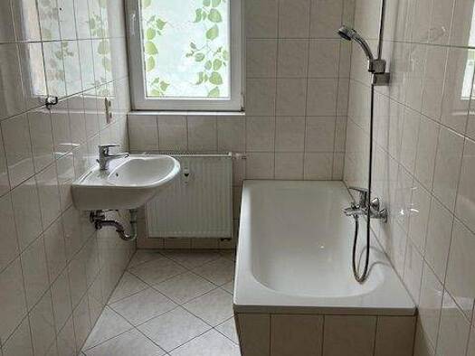 Wohnung zur Miete 550 € 3 Zimmer 87,8 m² 5 Geschosse frei ab sofort Friedrich-Wolf-Straße 1 Suhl Suhl 98527