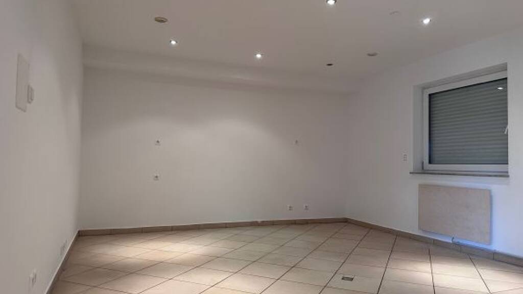 Bürofläche zur Miete 1.452 € 5 Zimmer 161 m² Bürofläche teilbar ab 66 m² Neutraubling 93073