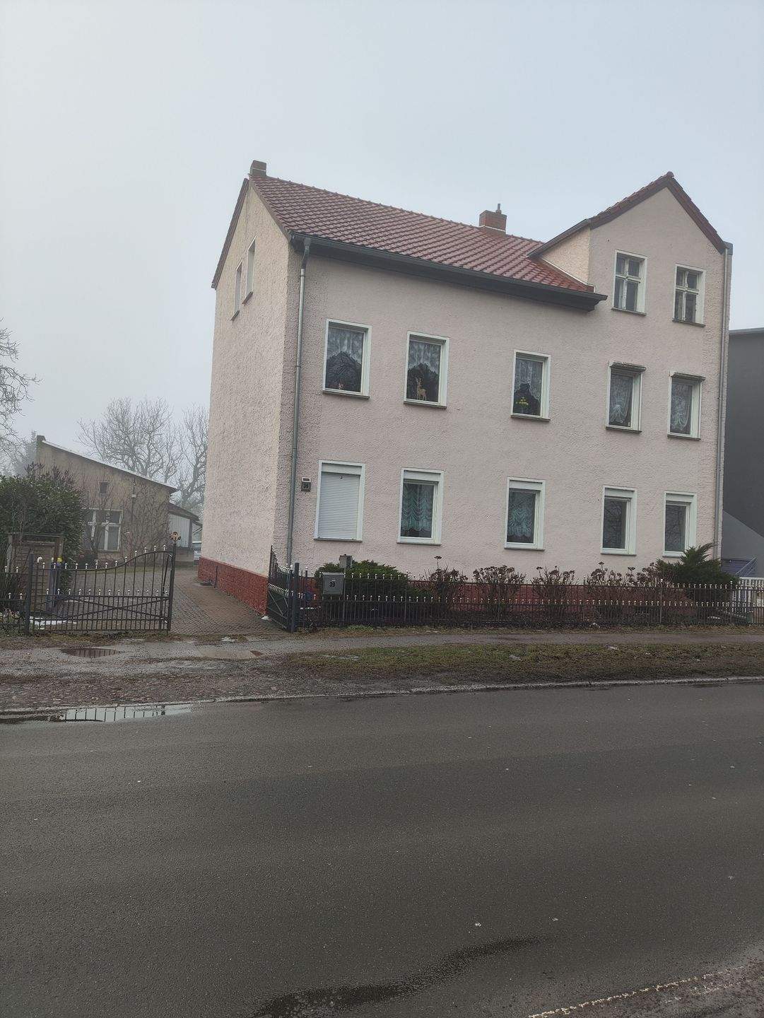 Immobilie in Rüdersdorf bei Berlin - Zweifamilienhaus mit Ausbaupotential auf großem Gartengrundstück - Bild 0