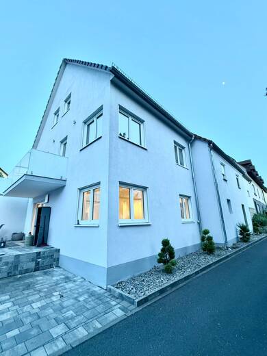 Einfamilienhaus zum Kauf 8 Zimmer 270 m² 450 m² Grundstück frei ab sofort Höchberg 97204