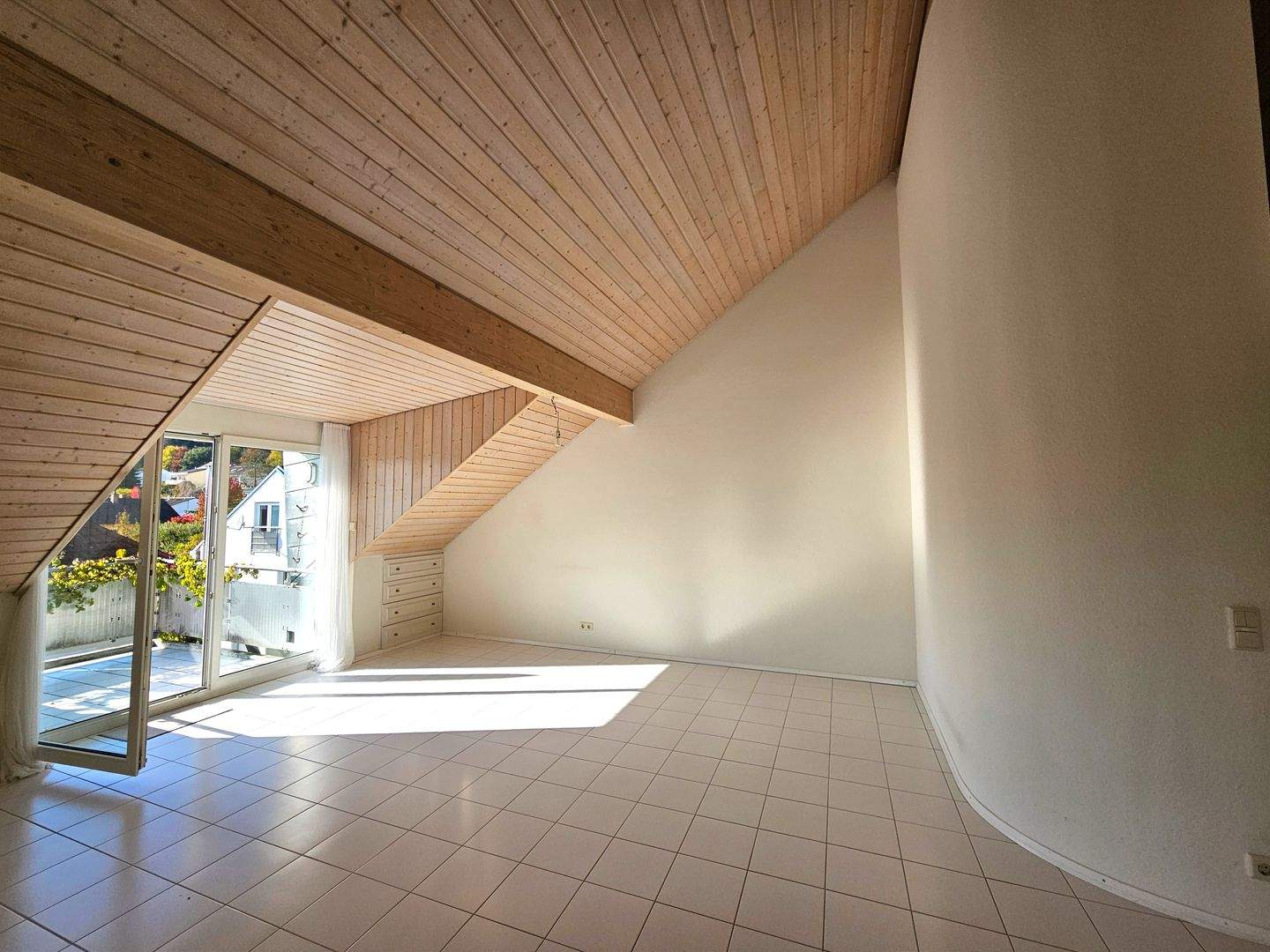 Immobilie in Gottmadingen - Provisionsfrei: Helle 4-Zimmer Dachgeschosswohnung mit 3 Balkonen + 2 Tiefgaragenplätzen - Bild 0