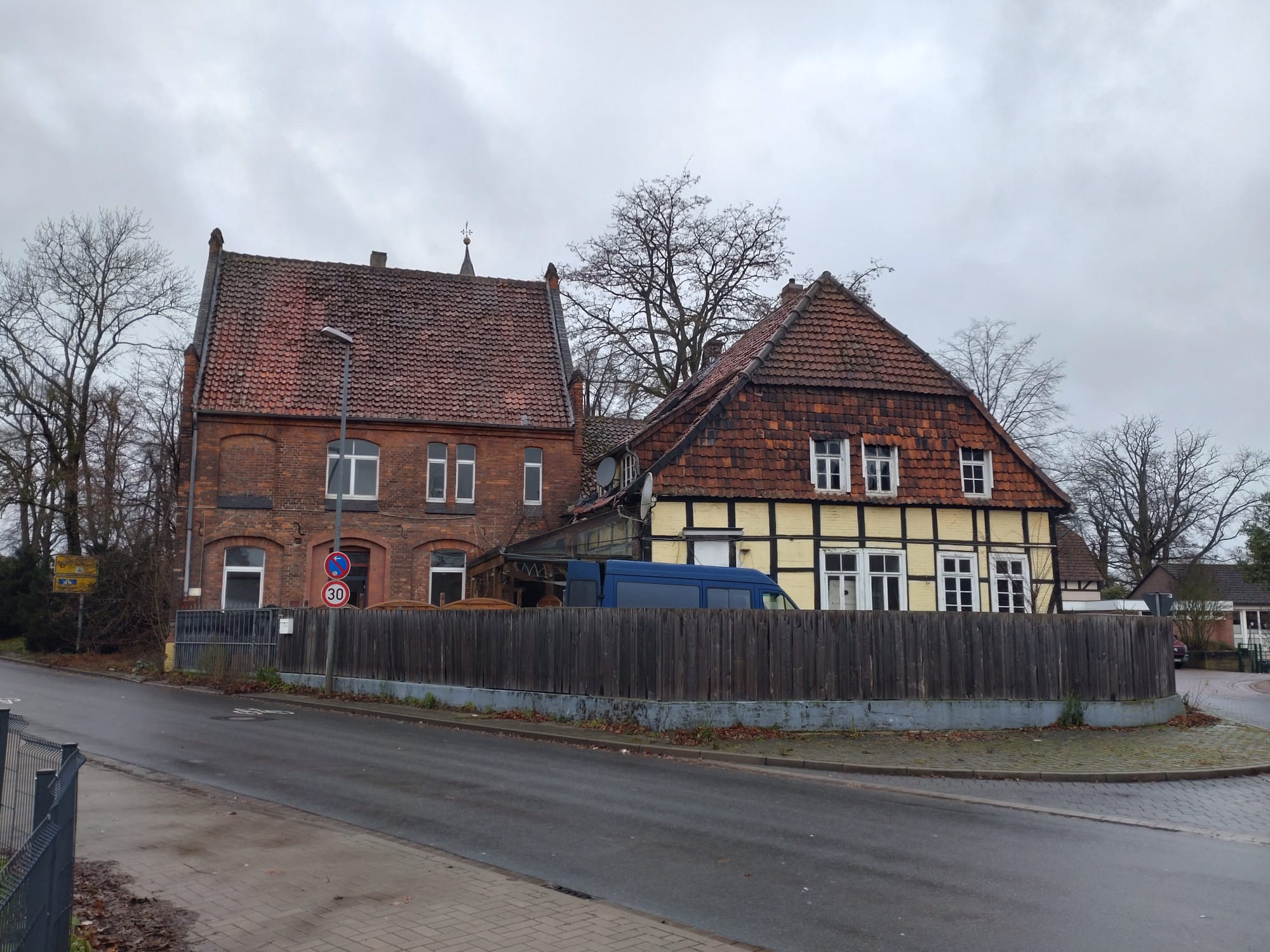 Haus zum Kauf 200.000 € 390 m²<br/>Wohnfläche 450 m²<br/>Grundstück Ilten Sehnde 31319