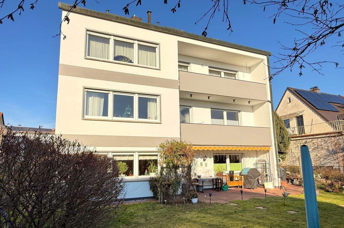 Immobilie in Zirndorf - ** ZIRNDORF; wertstabile Anlageimmobilie mit großzügiger Gartenfläche, KFZ Stellplatz und zuverlässigen Mietern ** - Bild 0