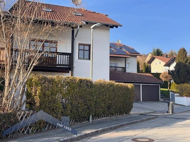 Immobilie in Tiefenbach - Tiefenbach Stadthaus/DHH mit viel Platz für die Familie, Balkon, Terrasse und Garage - Bild 0