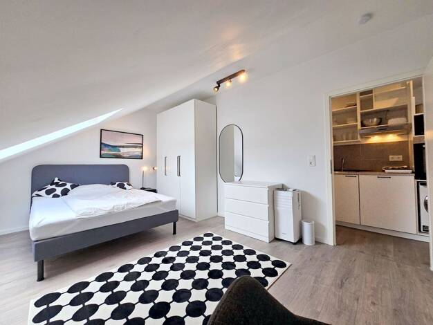 WG-Zimmer zur Miete Wohnen auf Zeit 630 € 17 m² Dachgeschoss, 4. Geschoss frei ab sofort Sachsenhausen Frankfurt am Main 60594