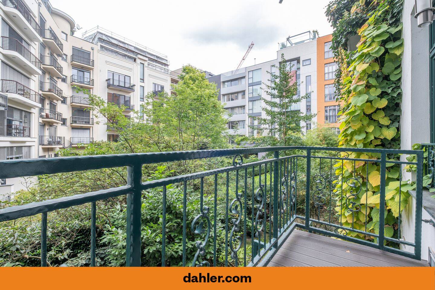 Stilvolles Stadthaus oder drei separate Wohnungen in Premiumlage mit Garten und Dachterrasse