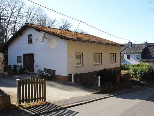Einfamilienhaus zum Kauf 298.000 € 7 Zimmer 171 m² 935 m² Grundstück frei ab 01.08.2026 Hambach 65582