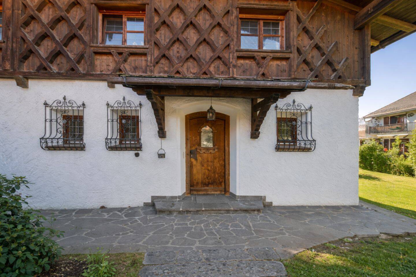 Immobilie in Otterfing - Charmantes Landhaus-Unikat in Otterfing - großzügiges Grundstück - vielseitige Nutzungsmöglichkeiten - Bild 1