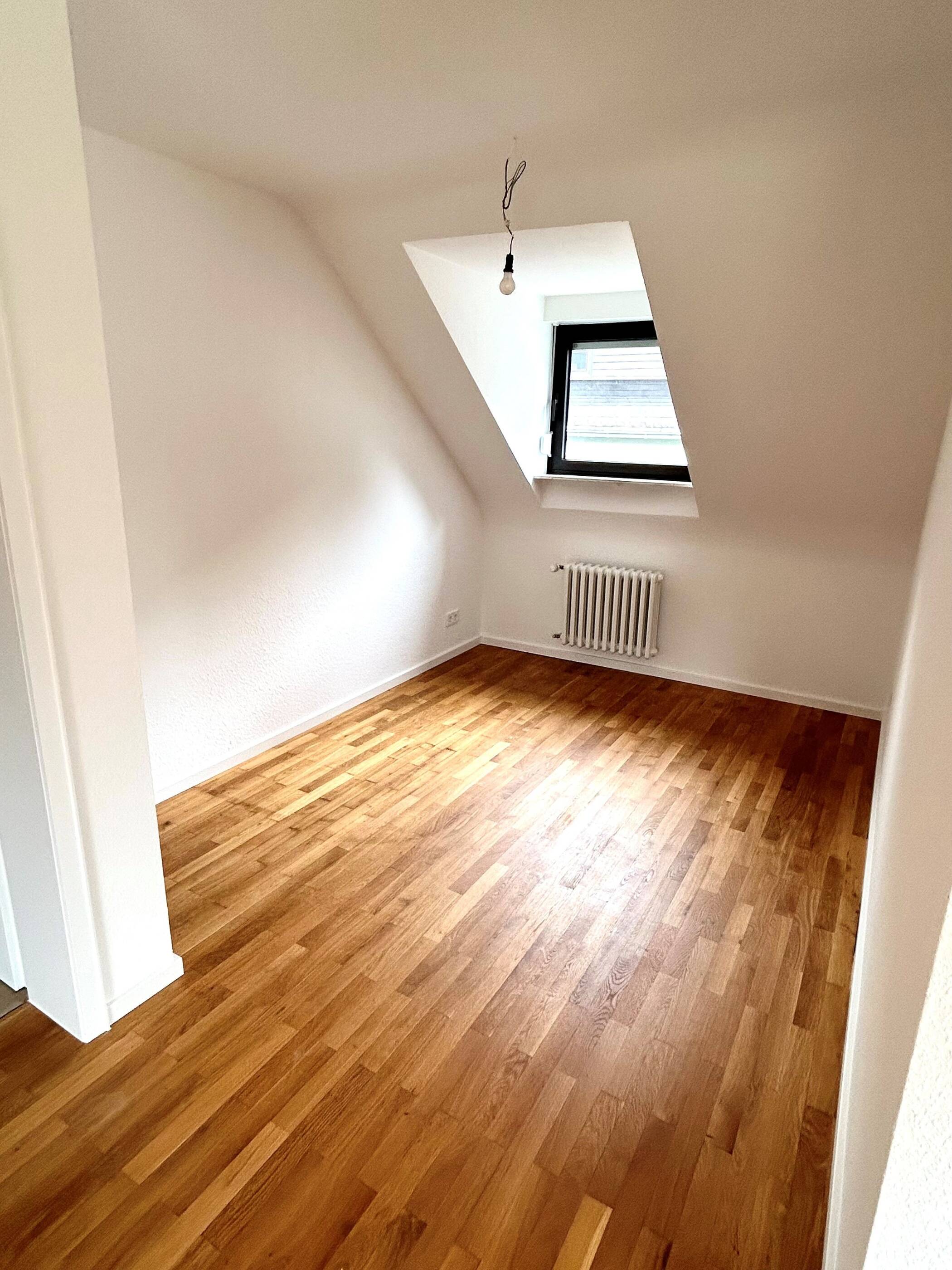 Erstbezug nach Renovierung! Helle DG Wohnung mit Balkon und Garage in Trier-Ruwer! – Trier – Vorschaubild 9