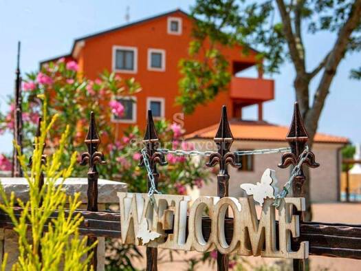 Ladenfläche zum Kauf 30 Zimmer Centar, Luka, Finida