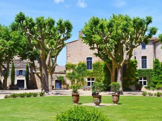 Schloss zum Kauf 1.950.000 € 33 Zimmer 672 m² 7.795 m² Grundstück UZES 30700