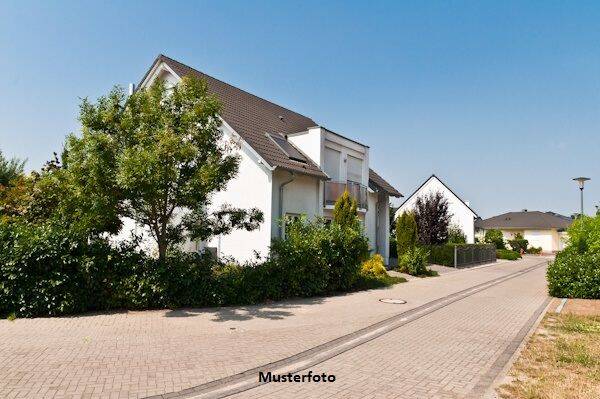 2-Familienhaus mit Nebenanlagen 