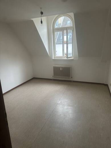 Wohnung zur Miete 640 € 2 Zimmer 58,3 m² Dachgeschoss, 3. Geschoss frei ab sofort Bergkirchenviertel Wiesbaden 65187