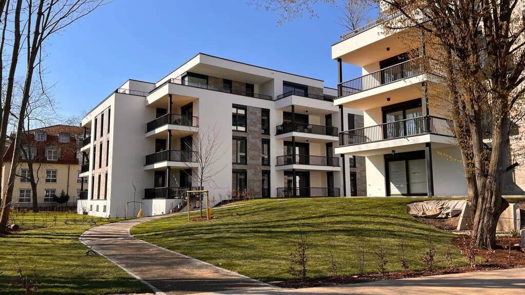 NEUBAU NÄHE RBL STADION mit 5-Zimmern / 70m² WOHNEN / 2 x TERRASSEN / BLICK in den AUENWALD / KAMIN / 2 x TG-SP