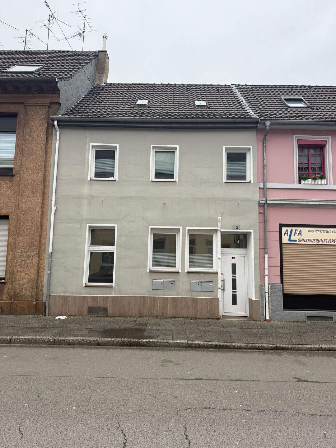 Immobilie in Krefeld - Sanierungsbedürftiges Reihenhaus in zentraler Lage von Krefeld - Bild 0