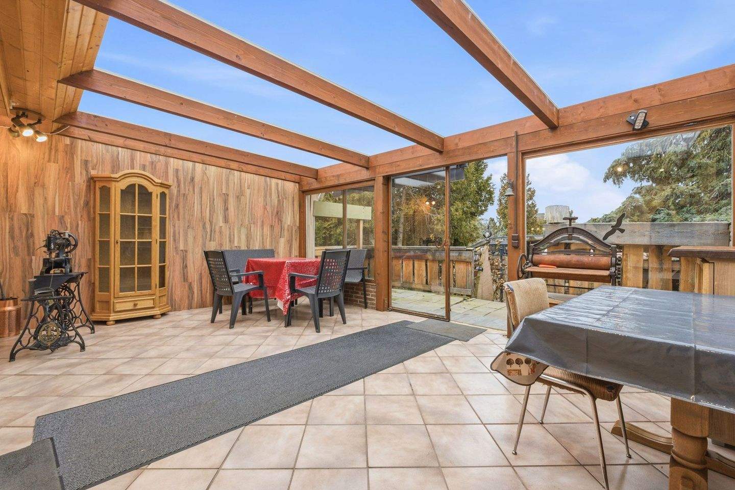 Immobilie in Swisttal - Gebäudeensemble mit 3 Wohneinheiten und vielen Möglichkeiten auf 2.383 m² Grund in Odendorf - Bild 2