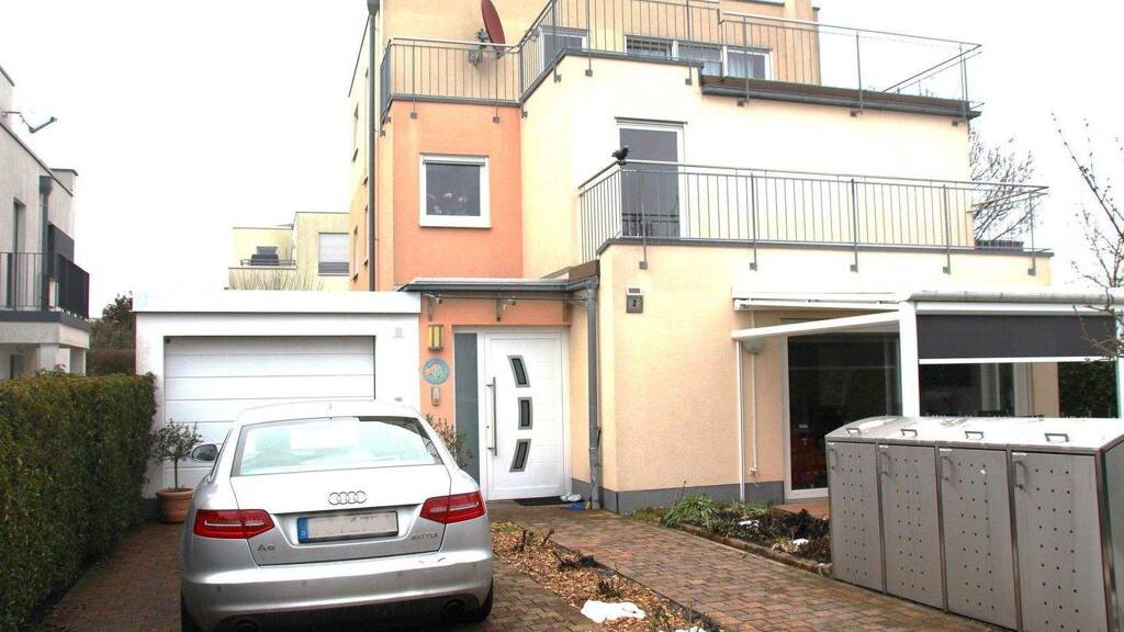 Stadthaus zur Miete 4.450 € 11 Zimmer 226 m² 450 m² Grundstück frei ab 01.08.2026 Ottilie Widermuth Weg 2 Kalbach-Riedberg Frankfurt am Main 60438