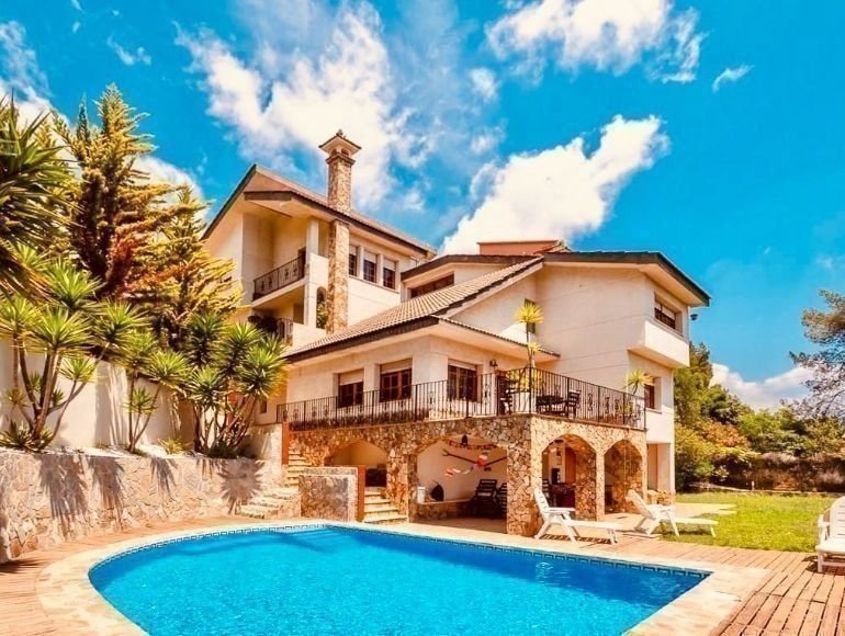 Villa zum Kauf 780.000 € 8 Zimmer 440 m²<br/>Wohnfläche 1.600 m²<br/>Grundstück Barcelona 08758