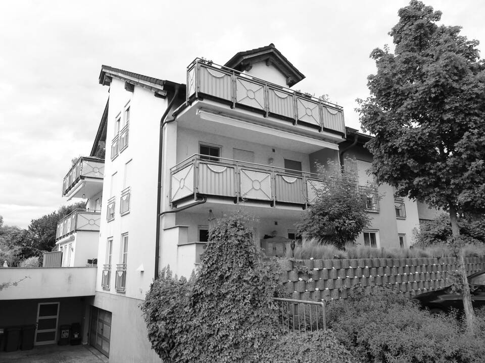 Gemütliche und großzügige Wohnung mit bodentiefen Fenstern, Balkon und Parkplatz in Nilkheim!