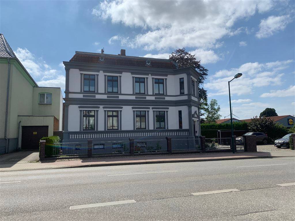 Mehrfamilienhaus zum Kauf 7 Zimmer 179 m²<br/>Wohnfläche 1.108 m²<br/>Grundstück Lübz Lübz 19386