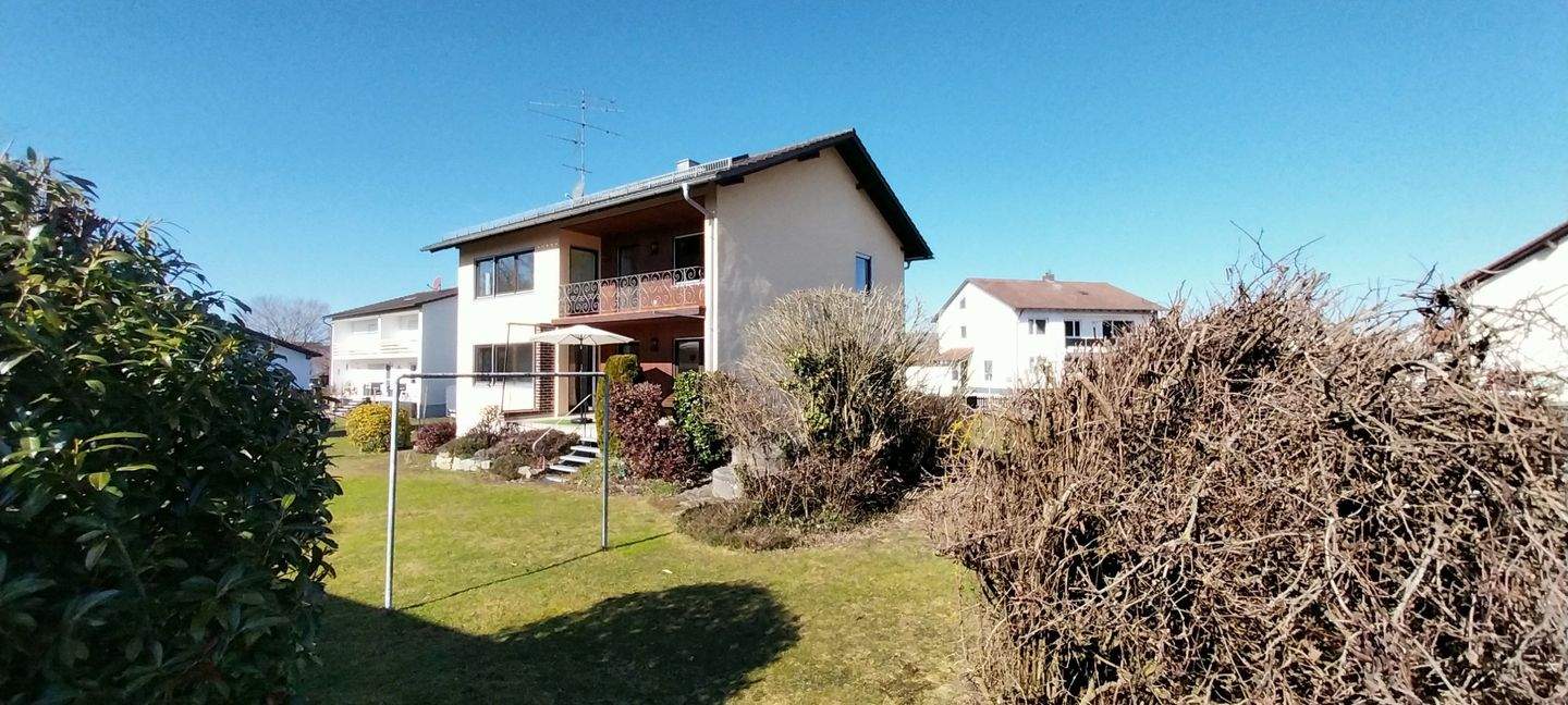 Immobilie in Osterhofen - Ihr neues Zuhause: XL-Haus in 94486 Osterhofen mit tollem Garten und vielen Möglichkeiten - Bild 0