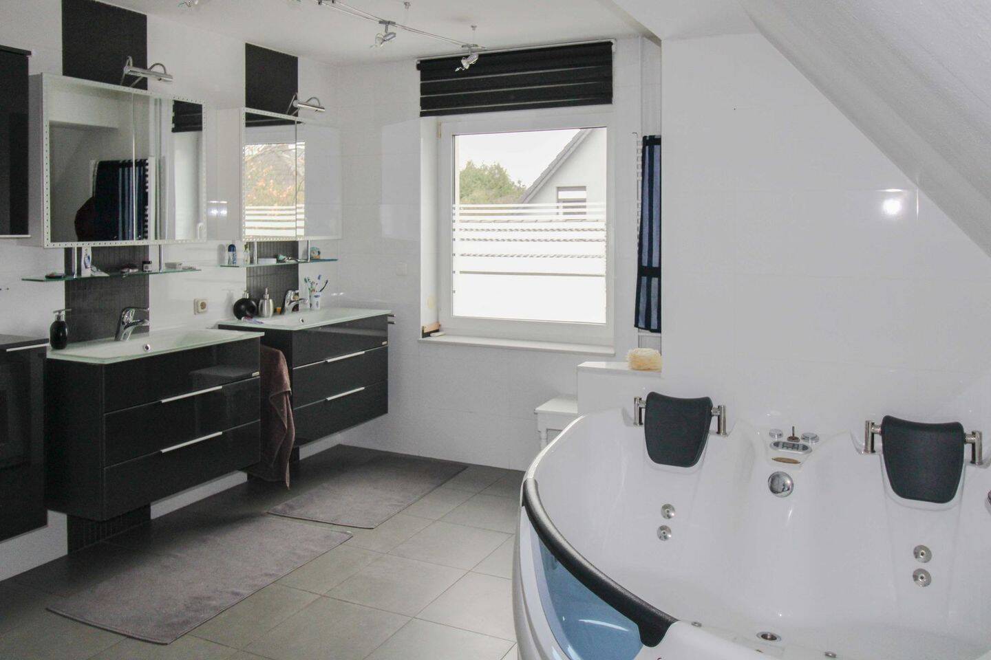 Immobilie in Braunschweig - Großzügiges 8-Zi. Haus plus Bungalow, Wintergarten, Garage, 2 Carports in Braunschweig Weststadt - Bild 3