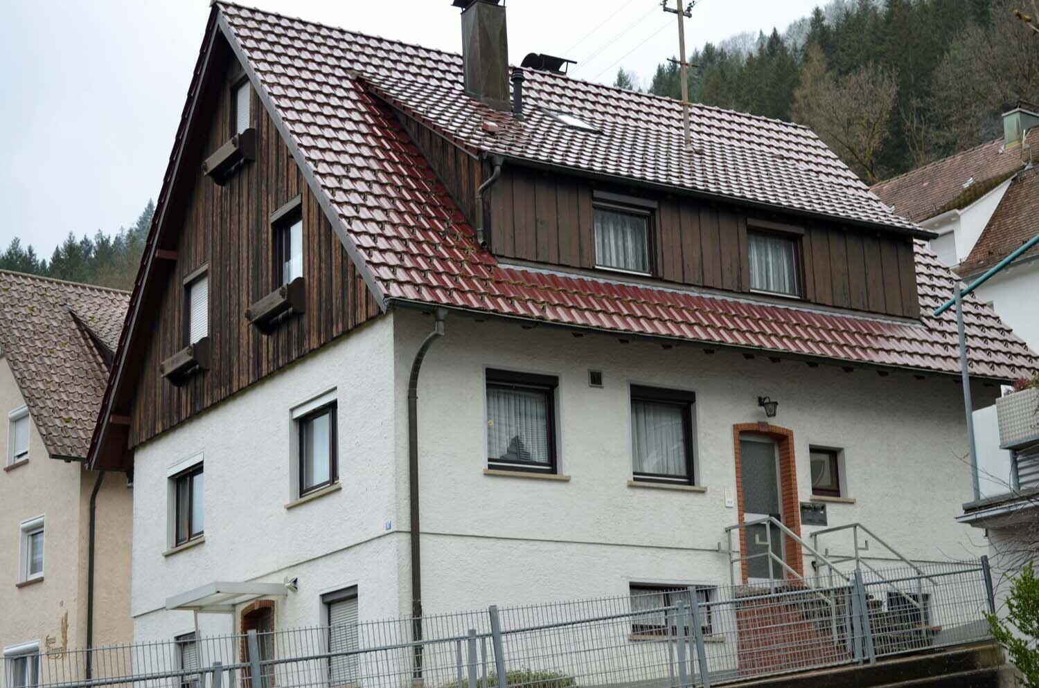 Einfamilienhaus zum Kauf 350.000 € 8 Zimmer 178 m²<br/>Wohnfläche 454 m²<br/>Grundstück ab sofort<br/>Verfügbarkeit Bad Wildbad Bad Wildbad 75323