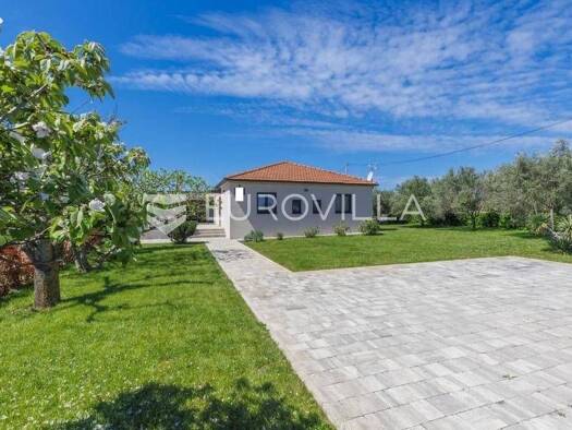 Haus zur Miete 2.800 € 2 Zimmer 120 m² Sisan Ližnjan
