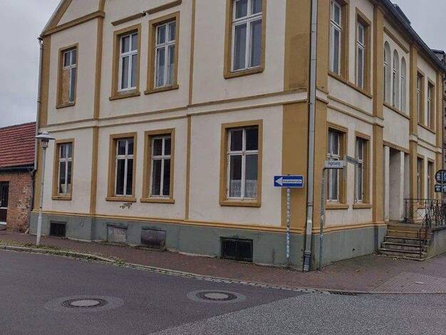 Mehrfamilienhaus zum Kauf provisionsfrei 40.000 € 13 Zimmer 550 m² 1.300 m² Grundstück Friedenstraße 80 Gnoien 17179