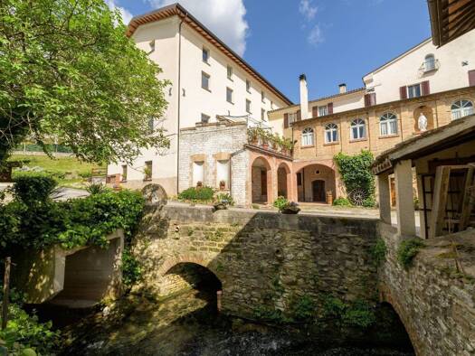 Haus zum Kauf 670.000 € 860 m² 1.728 m² Grundstück Gualdo Tadino 06023