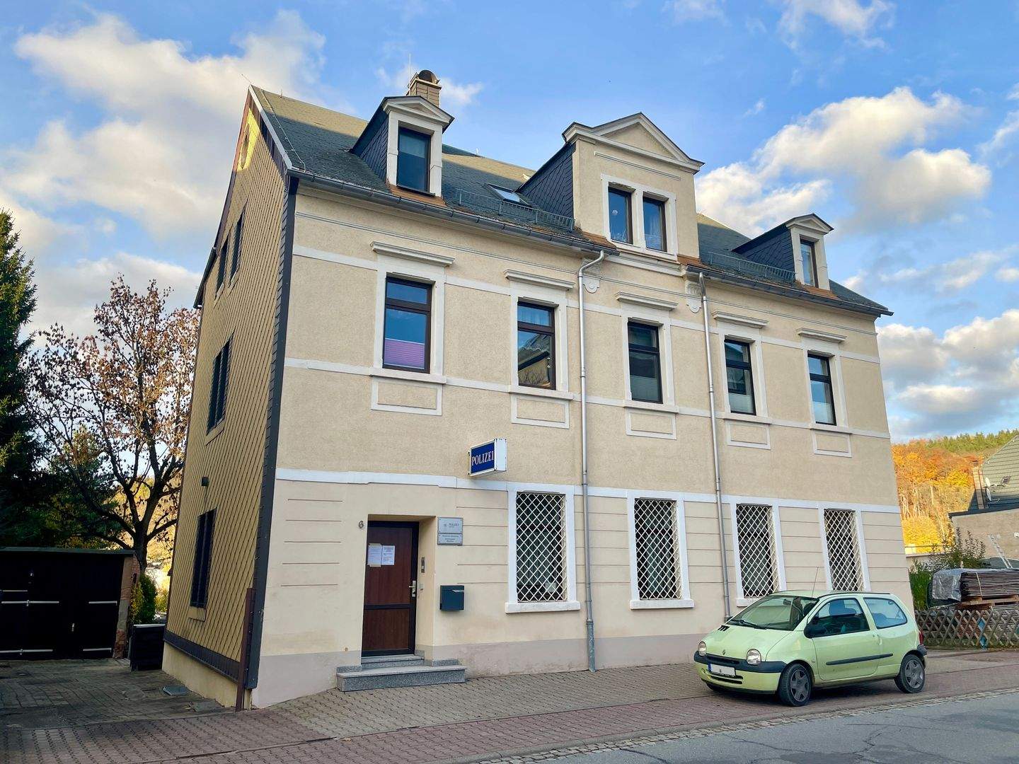 Immobilie in Olbernhau - Saniertes Wohn- und Geschäftshaus (Kapitalanlage oder Eigennutzung) mit einer GE und 3 WEs zzgl. 4 Garagen, Terrasse und schönem Garten in Olbernhau - Bild 0