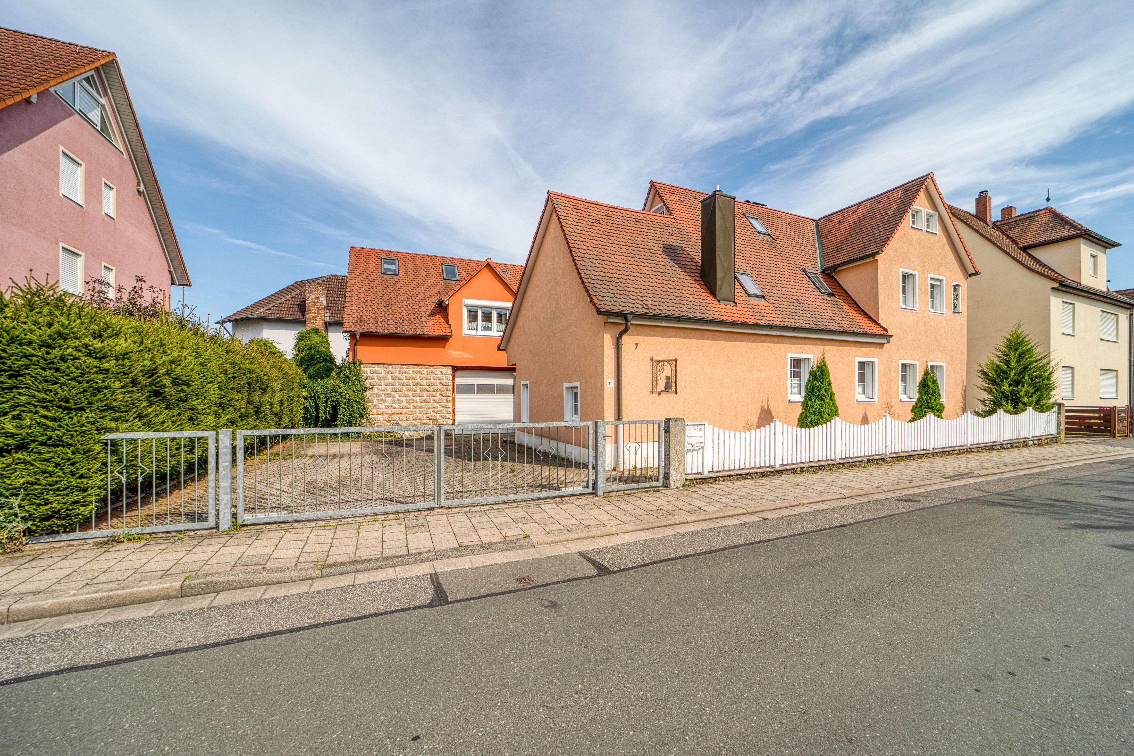 Einfamilienhaus zum Kauf 650.000 € 7 Zimmer 222 m²<br/>Wohnfläche 599 m²<br/>Grundstück Forchheim Forchheim 91301